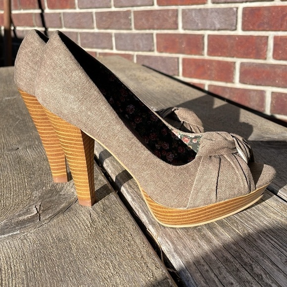 NWOT | GOSSIP |Textured Fabric Upper| Twisted Knot Peep Toe|Platform Heel|Size 6 - Picture 4 of 13